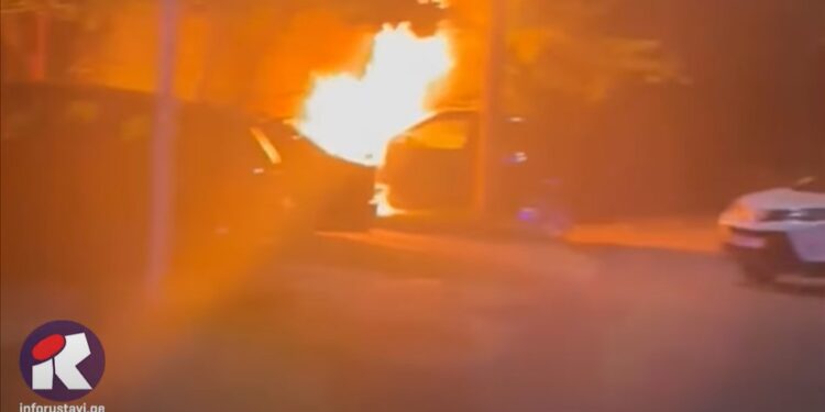 ვიდეო – რუსთავში საცხოვრებელი სახლის ეზოში “ბეემვე”-ს მარკის ავტომობილი დაიწვა