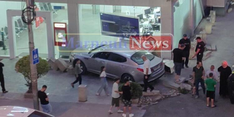 ავტომობილი “ლიბერთი” ბანკის შენობაში შევარდა – ავტოსაგზაო შემთხვევა მარნეულში