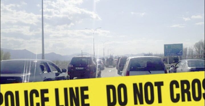 ავტოსაგზაო შემთხვევა ცენტრალურ მაგისტრალზე – სატვირთო მანქანა მუშებს დაეჯახა