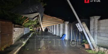 სტიქია კახეთში – ძლიერმა ქარმა რამდენიმე შენობას სახურავი გადახადა, მოგლეჯილმა ხეებმა ჩახერგა საავტომობილო გზები