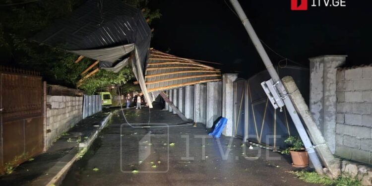 სტიქია კახეთში – ძლიერმა ქარმა რამდენიმე შენობას სახურავი გადახადა, მოგლეჯილმა ხეებმა ჩახერგა საავტომობილო გზები