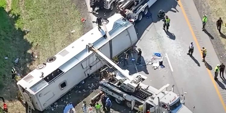 ნიუ იორკში ტურისტული ავტობუსის ავარიის შედეგად, ხუთი ადამიანი დაიღუპა, ათობით კი დაშავდა