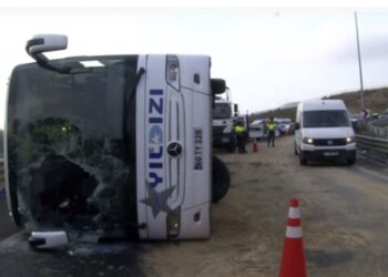 თურქეთში სამგზავრო ავტობუსი ჯებირს შეეჯახა და გადატრიალდა – არიან დაღუპულები