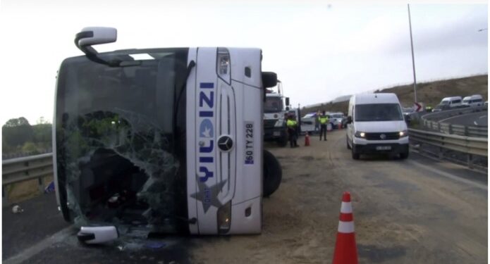 თურქეთში სამგზავრო ავტობუსი ჯებირს შეეჯახა და გადატრიალდა – არიან დაღუპულები