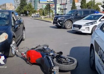 ერთმანეთს მოტოციკლი და მსუბუქი ავტომობილი შეეჯახა – ავარია რუსთავში (+ვიდეო)