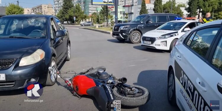 ერთმანეთს მოტოციკლი და მსუბუქი ავტომობილი შეეჯახა – ავარია რუსთავში (+ვიდეო)
