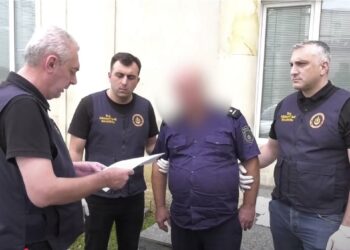 ვიდეო – პოლიციელმა ფულადი სარგებლისთვის მორფინი უკანონოდ გაასაღა – შსს-მ სამი პირი დააკავა