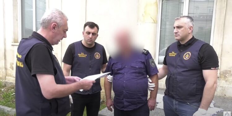 ვიდეო – პოლიციელმა ფულადი სარგებლისთვის მორფინი უკანონოდ გაასაღა – შსს-მ სამი პირი დააკავა