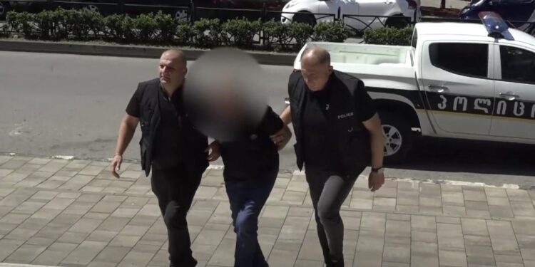 ვიდეო – პოლიციამ დააკავა კაცი, რომელმაც ოზურგეთში ცოლი მოკლა