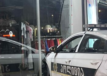 ბათუმში პოლიციის მანქანა მაღაზიაში შევარდა