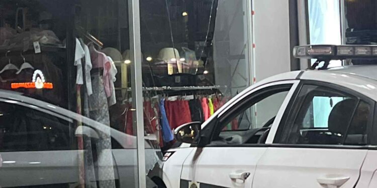 ბათუმში პოლიციის მანქანა მაღაზიაში შევარდა