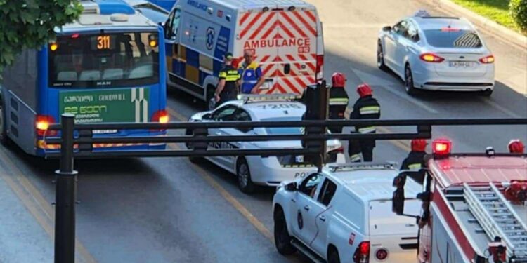 ერთმანეთს ავტობუსი და ტაქსი შეეჯახა – ავარია თბილისში