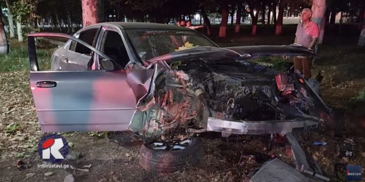 ავტომობილი ბორდიურზე ავარდა და ხეს დაეჯახა [video]