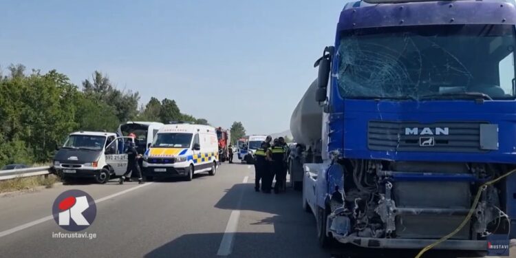 ვრცელდება ვიდეო – როგორ დაეჯახა ცემენტმზიდი ავტობუსს ავტობანზე