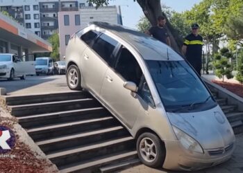 ნახეთ ვიდეო – ავტომობილი კიბიდან ჩამოვარდა