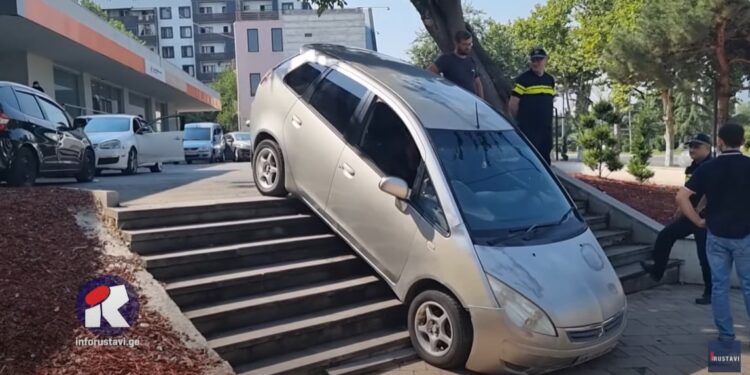 ნახეთ ვიდეო – ავტომობილი კიბიდან ჩამოვარდა