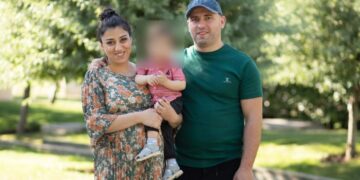 ცოლის მკვლელობაში ბრალდებული დანაშაულს აღიარებს, თუმცა უარყოფს, რომ დანაშაულს შვილი შეესწრო