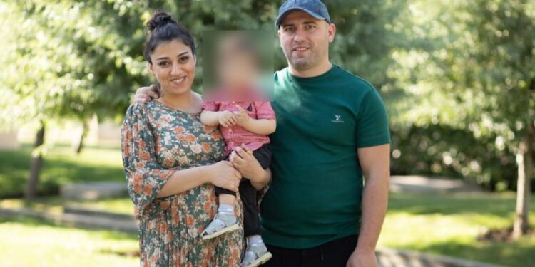 ცოლის მკვლელობაში ბრალდებული დანაშაულს აღიარებს, თუმცა უარყოფს, რომ დანაშაულს შვილი შეესწრო