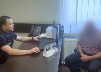 “საბავშვო ბაღებს იაფფასიან რძეს აწვდიდნენ” – ტენდერიდან ₾20,000-ის დაუფლებისთვის ორი პირი დააკავეს