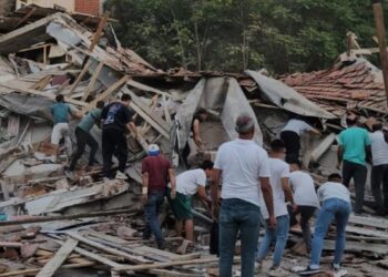 ძლიერი მიწისძვრის შედეგად თურქეთში შენობა ჩამოინგრა