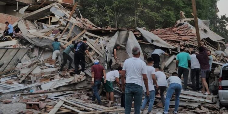 ძლიერი მიწისძვრის შედეგად თურქეთში შენობა ჩამოინგრა