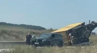 ავტობანზე სატვირთო ავტომობილი გადაბრუნდა – შემთხვევის გამო ცენტრალურ ავტომაგისტრალზე მოძრაობა შეფერხდა