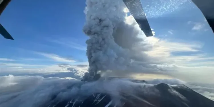 რუსეთში, ვულკანი კრაშენინიკოვი ბოლო 500 წლის განმავლობაში პირველად ამოიფრქვა