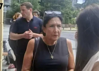 მზია ამაღლობელის პროცესზე დასასწრებად, ბათუმის საქალაქო სასამართლოში სალომე ზურაბიშვილი მივიდა