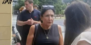 მზია ამაღლობელის პროცესზე დასასწრებად, ბათუმის საქალაქო სასამართლოში სალომე ზურაბიშვილი მივიდა