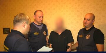 ვიდეო – ნარკოდანაშაულის ბრალდებით პოლიციელი დააკავეს