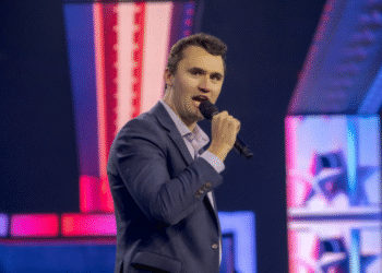 ტრამპის მოკავშირე კონსერვატორი აქტივისტი, ჩარლი კირკი, რომელიც დღეს ცეცხლსასროლი იარაღით დაჭრეს, გარდაიცვალა