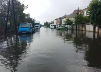 უხვმა ნალექმა პრობლემები შექმნა ფოთში – დაიტბორა ქუჩები და ეზოები