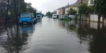უხვმა ნალექმა პრობლემები შექმნა ფოთში – დაიტბორა ქუჩები და ეზოები