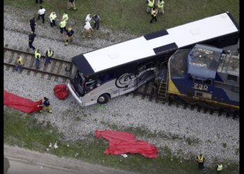 მექსიკაში მატარებელი ავტობუსს შეეჯახა – დაიღუპა 10 ადამიანი