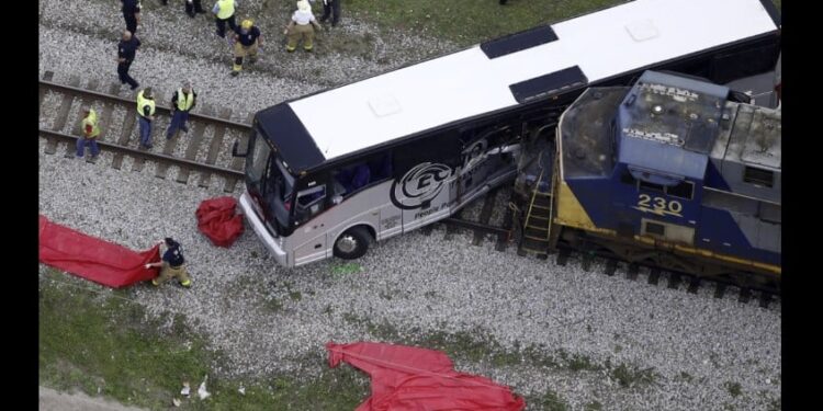 მექსიკაში მატარებელი ავტობუსს შეეჯახა – დაიღუპა 10 ადამიანი