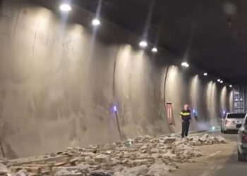 რიკოთის გვირაბში ავტოსაგზაო შემთხვევა მოხდა, რის შედეგადაც სატვირთო ავტომობილიდან აგურები გადმოიყარა