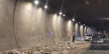 რიკოთის გვირაბში ავტოსაგზაო შემთხვევა მოხდა, რის შედეგადაც სატვირთო ავტომობილიდან აგურები გადმოიყარა