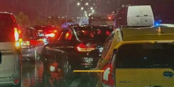 ავტობანზე საცობია – სატვირთო მოცურდა და გზა ჩახერგა