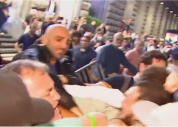 კალაძის შტაბთან “ოცნების” მხარდამჭერები აქციის მონაწილეებს ფიზიკურად გაუსწორდნენ