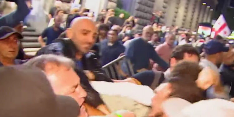 კალაძის შტაბთან “ოცნების” მხარდამჭერები აქციის მონაწილეებს ფიზიკურად გაუსწორდნენ