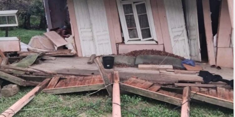 გადაუღებელი წვიმის შედეგად, სამეგრელოში საცხოვრებელი სახლი ჩამოინგრა