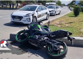 ნახეთ ვიდეო – რუსთავში ერთმანეთს მოტოციკლი და მსუბუქი ავტომობილი შეეჯახა