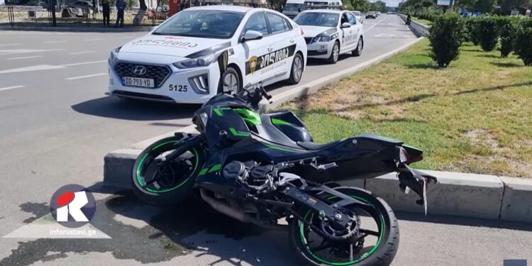 ნახეთ ვიდეო – რუსთავში ერთმანეთს მოტოციკლი და მსუბუქი ავტომობილი შეეჯახა