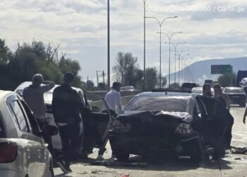 ავარია ავტობანზე – ერთმანეთს ორი ავტომანქანა შეეჯახა