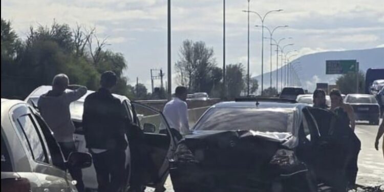 ავარია ავტობანზე – ერთმანეთს ორი ავტომანქანა შეეჯახა