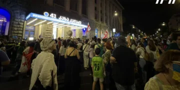 „ქართული ოცნების“ ლიდერები შტაბს ხმაურისა და შეძახილების ფონზე ტოვებენ – მომიტინგეებს გადაკეტილი აქვთ მელიქიშვილის გამზირი და მობილიზებულია პოლიცია