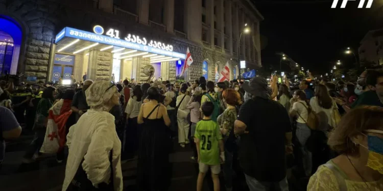 „ქართული ოცნების“ ლიდერები შტაბს ხმაურისა და შეძახილების ფონზე ტოვებენ – მომიტინგეებს გადაკეტილი აქვთ მელიქიშვილის გამზირი და მობილიზებულია პოლიცია