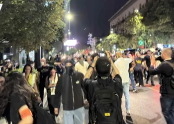 მოქალაქეები კახა კალაძის შტაბის მიმართულებით მსვლელობას მართავენ, მობილიზებულია პოლიცია