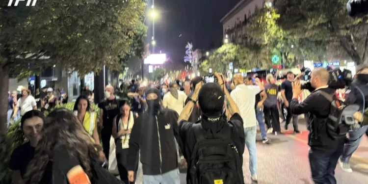 მოქალაქეები კახა კალაძის შტაბის მიმართულებით მსვლელობას მართავენ, მობილიზებულია პოლიცია