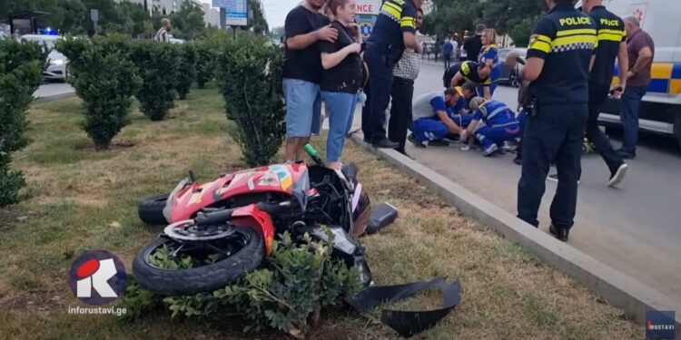 ვიდეო – ერთმანეთს მოტოციკლი და ავტომობილი დაეჯახნენ – ავარია რუსთავში